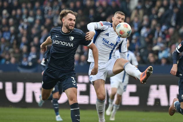 Philipp Strompf (VfL Bochum), Edin Dzeko (FC Schalke 04), v.li. 31.01.2026, Fussball 2. Bundesliga, Saison 2025 2026, 20. Spieltag, VfL Bochum - FC Schalke 04 2:0 DFL regulations prohibit any use of photographs as image sequences and or quasi-video Bochum Vonovia Ruhrstadion Nordrhein Westfalen Deutschland