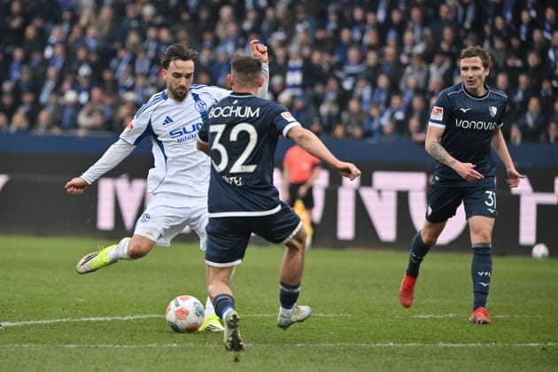 Dieses Tor von Kenan Karaman (FC Schalke 04), li., wird nach VAR Überprüfung nicht anerkannt 31.01.2026, Fussball 2. Bundesliga, Saison 2025 2026, 20. Spieltag, VfL Bochum - FC Schalke 04 2:0 DFL regulations prohibit any use of photographs as image sequences and or quasi-video Bochum Vonovia Ruhrstadion Nordrhein Westfalen Deutschland