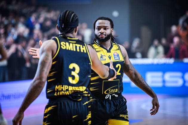 easycredit BBL Basketball Bundesliga 2025 2026 18. Spieltag 31.01.2026 Science City Jena vs MHP RIESEN Ludwigsburg v.re. klatschen miteinander ab Traveon Buchanan und Stefan Smith, Ludwigsburg Sparkassen Arena