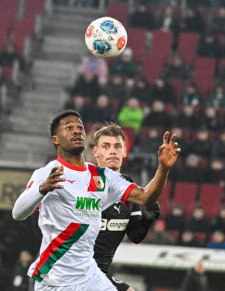 GER, 1. FBL, FC Augsburg vs FC St. Pauli 31.01.2026, WWK-Arena, Augsburg, GER, 1. FBL, FC Augsburg vs FC St. Pauli, im Bild Samuel Essende (FC Augsburg, 9), Eric Smith (FC St. Pauli, 8)