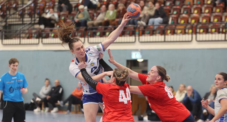Kornwestheim , Handball Oberliga Frauen SV Salamander Kornwestheim vs. SG BBM Bietigheim , von links: Jana Klisch ( Korn ) Helena Jooß ( BBM ) Lea Walter ( BBM )