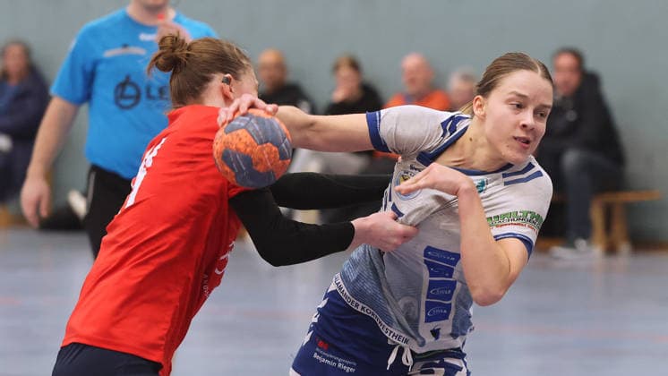 Kornwestheim , Handball Oberliga Frauen SV Salamander Kornwestheim vs. SG BBM Bietigheim , von links: Tonka Vnucec ( BBM ) Nina Haug ( Korn )