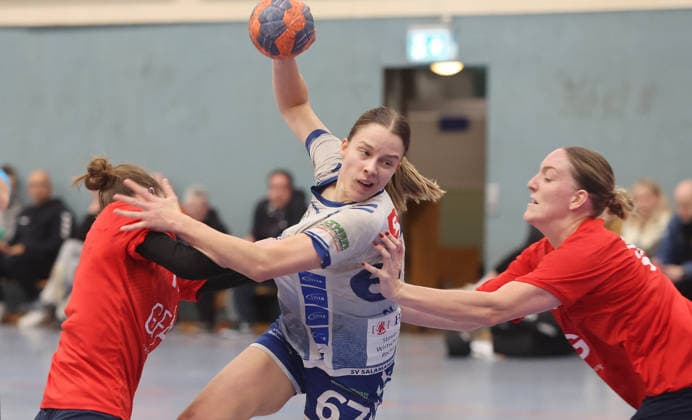 Kornwestheim , Handball Oberliga Frauen SV Salamander Kornwestheim vs. SG BBM Bietigheim , von links: Tonka Vnucec ( BBM ) Nina Haug ( Korn ) Lea Walter ( BBM )