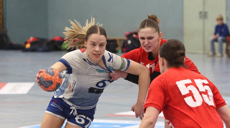 Kornwestheim , Handball Oberliga Frauen SV Salamander Kornwestheim vs. SG BBM Bietigheim , von links:Nina Haug ( Korn ) Tonka Vnucec ( BBM )