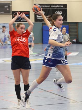 Kornwestheim , Handball Oberliga Frauen SV Salamander Kornwestheim vs. SG BBM Bietigheim , von links: Lillian Roith ( BBM ) Anna Wittauer ( Korn )