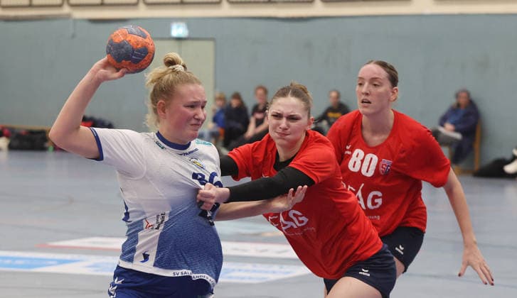 Kornwestheim , Handball Oberliga Frauen SV Salamander Kornwestheim vs. SG BBM Bietigheim , von links: Maren Stortz ( Korn ) Tonka Vnucec ( BBM )