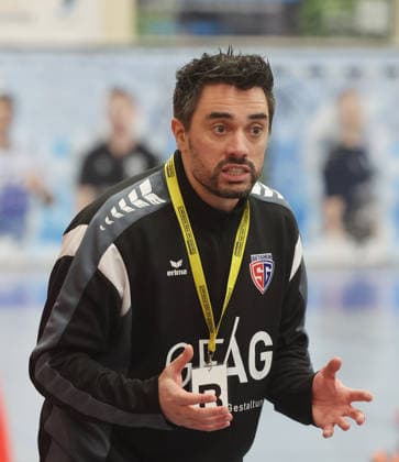 Kornwestheim , Handball Oberliga Frauen SV Salamander Kornwestheim vs. SG BBM Bietigheim , Trainer Nico Gassner ( BBM )