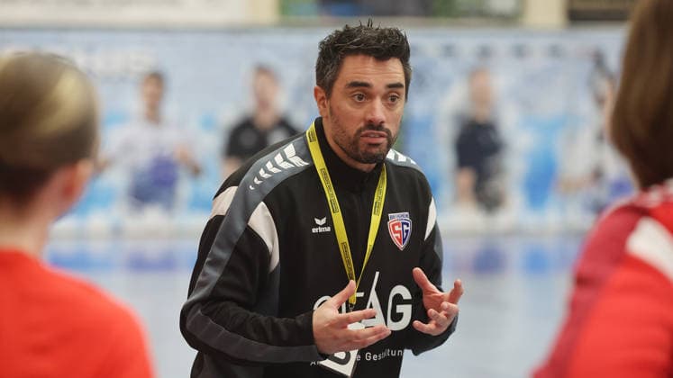 Kornwestheim , Handball Oberliga Frauen SV Salamander Kornwestheim vs. SG BBM Bietigheim , Trainer Nico Gassner ( BBM )