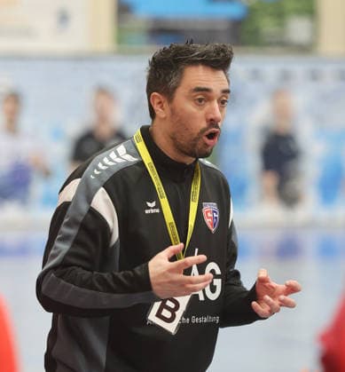 Kornwestheim , Handball Oberliga Frauen SV Salamander Kornwestheim vs. SG BBM Bietigheim , Trainer Nico Gassner ( BBM )