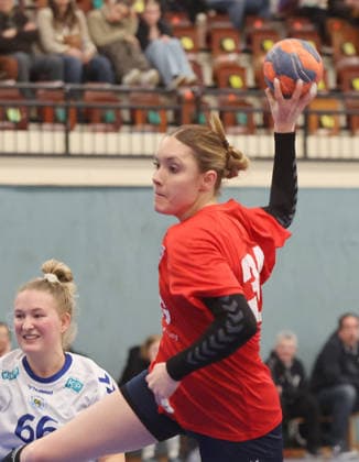 Kornwestheim , Handball Oberliga Frauen SV Salamander Kornwestheim vs. SG BBM Bietigheim , Clara Höhn ( BBM )