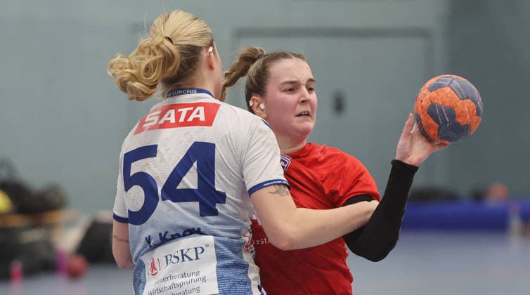 Kornwestheim , Handball Oberliga Frauen SV Salamander Kornwestheim vs. SG BBM Bietigheim , von links: Kaya Kroll ( Korn ) Helena Jooß ( BBM )