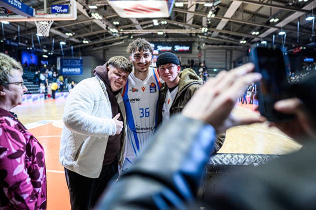easycredit BBL Basketball Bundesliga 2025 2026 18. Spieltag 31.01.2026 Science City Jena vs MHP RIESEN Ludwigsburg Kristofer Krause (Jena) Selfie mit Fans Sparkassen Arena