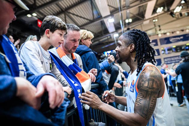 easycredit BBL Basketball Bundesliga 2025 2026 18. Spieltag 31.01.2026 Science City Jena vs MHP RIESEN Ludwigsburg Uchenna Iroegbu (Jena) schreibt Autogramm für Fans Sparkassen Arena
