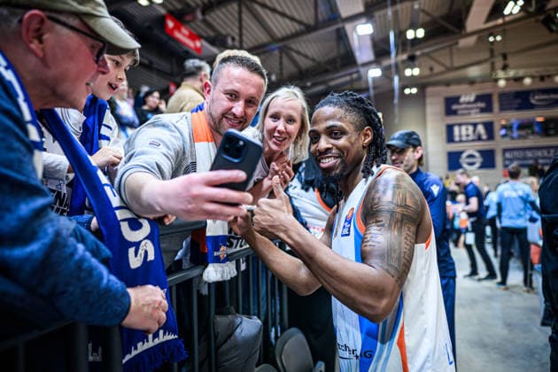 easycredit BBL Basketball Bundesliga 2025 2026 18. Spieltag 31.01.2026 Science City Jena vs MHP RIESEN Ludwigsburg Uchenna Iroegbu (Jena) macht ein Selfie mit Fans Sparkassen Arena