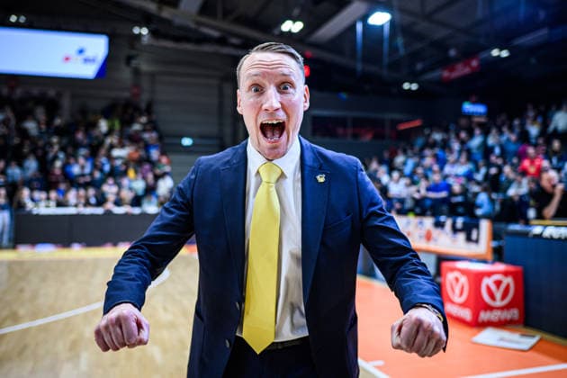 easycredit BBL Basketball Bundesliga 2025 2026 18. Spieltag 31.01.2026 Science City Jena vs MHP RIESEN Ludwigsburg Ludwigsburg Trainer Mikko Riipinen mit seinem klassischen Jubel nach einem Sieg, gelbe Krawatte als Markenzeichen Sparkassen Arena