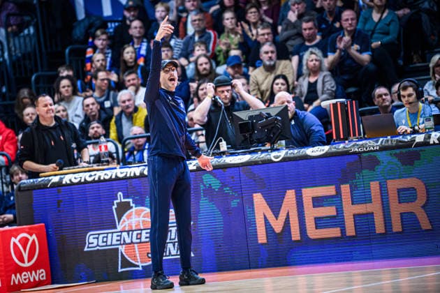 easycredit BBL Basketball Bundesliga 2025 2026 18. Spieltag 31.01.2026 Science City Jena vs MHP RIESEN Ludwigsburg Trainer Björn Harmsen (Jena) gibt Anweisungen an der Seitenlinie Sparkassen Arena