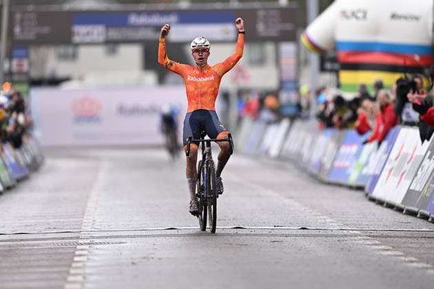 Dutch Delano Heeren celebrates as he crosses the finish line to win the junior men race at UCI Cyclocross World Championships, on Sunday 01 February 2026, in Hulst, The Netherlands. DAVIDxPINTENS  x160220800x