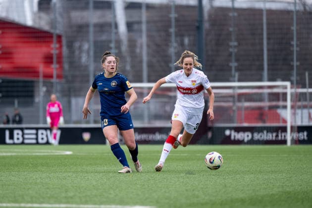 Fabienne Dongus (VfB Stuttgart, 33) im Zweikampf mit Leonie Krump (SG 99 Andernach, 10), GER, VfB Stuttgart vs SG 99 Andernach, Fussball, Frauen, 2. Bundesliga, 15. Spieltag, Saison 2025 2026, 01.02.2026 GER, VfB Stuttgart vs SG 99 Andernach, Fussball, Frauen, 2. Bundesliga, 15. Spieltag, Saison 2025 2026, 01.02.2026 Bad Cannstatt Copyright: xEibner-Pressefoto Memmlerx EP_MMR