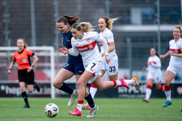 Daphina Redzepi (VfB Stuttgart, 07) im Zweikampf mit Malou Mueller (SG 99 Andernach, 27), GER, VfB Stuttgart vs SG 99 Andernach, Fussball, Frauen, 2. Bundesliga, 15. Spieltag, Saison 2025 2026, 01.02.2026 GER, VfB Stuttgart vs SG 99 Andernach, Fussball, Frauen, 2. Bundesliga, 15. Spieltag, Saison 2025 2026, 01.02.2026 Bad Cannstatt Copyright: xEibner-Pressefoto Memmlerx EP_MMR