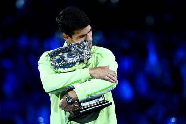 TENNIS AUSTRALIAN OPEN, Carlos Alcaraz of Spain holds the trophy after winning the men™s singles final against Novak Djokovic of Serbia on day 15 of the 2026 Australian Open tennis tournament at Melbourne Park in Melbourne, Sunday, February 1, 2026. ( NO ARCHIVING MELBOURNE VICTORIA AUSTRALIA  Copyright: xJOELxCARRETTx 20260201189360618150