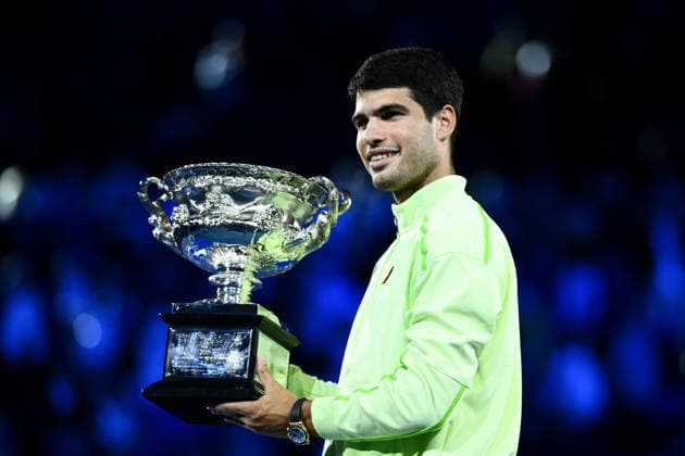 TENNIS AUSTRALIAN OPEN, Carlos Alcaraz of Spain holds the trophy after winning the men™s singles final against Novak Djokovic of Serbia on day 15 of the 2026 Australian Open tennis tournament at Melbourne Park in Melbourne, Sunday, February 1, 2026. ( NO ARCHIVING MELBOURNE VICTORIA AUSTRALIA  Copyright: xJOELxCARRETTx 20260201176527040078