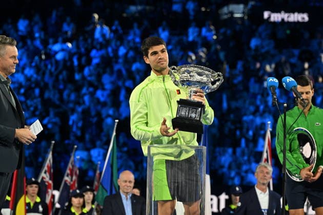 2026 Australian Open - Day 15 MELBOURNE, AUSTRALIA - FEBRUARY 01: Carlos Alcaraz of Spain speaks to the fans next to the Norman Brookes Challenge Cup at the presentation ceremony after his victory in the Men s Singles Final against Novak Djokovic of Serbia during day 15 of the 2026 Australian Open at Melbourne Park on February 01, 2026 in Melbourne, Australia. Mark Avellino Anadolu Melbourne Australia. Editorial use only. Please get in touch for any other usage.  Copyright: x2026xAnadoluxMarkxAvellinox