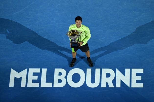 TENNIS AUSTRALIAN OPEN, Carlos Alcaraz of Spain holds the trophy after winning the men™s singles final against Novak Djokovic of Serbia on day 15 of the 2026 Australian Open tennis tournament at Melbourne Park in Melbourne, Sunday, February 1, 2026. ( NO ARCHIVING MELBOURNE VICTORIA AUSTRALIA  Copyright: xJAMESxROSSx 20260201178682386483