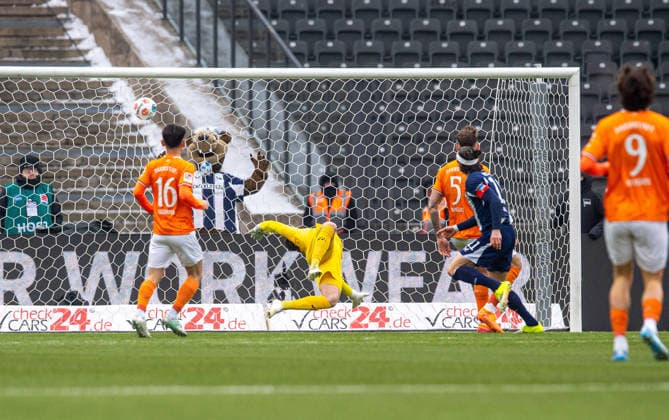 Fussball, Herren, Saison 2025 2026, 2. Bundesliga (20. Spieltag), Hertha BSC - SV Darmstadt 98, Fabian Reese (Hertha BSC) erzielt das Tor zum 1:0 gegen Hiroki Akiyama (Darmstadt), Torhüter Marcel Schuhen (Darmstadt) und Matej Maglica (Darmstadt), 01.02. 2026,