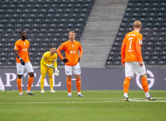 Fussball, Herren, Saison 2025 2026, 2. Bundesliga (20. Spieltag), Hertha BSC - SV Darmstadt 98, v.l. Patric Pfeiffer (Darmstadt), Torhüter Marcel Schuhen (Darmstadt), Niklas Schmidt (Darmstadt), Isac Lidberg (Darmstadt), Enttäuschung nach Gegentor zum 1:0, 01.02. 2026,