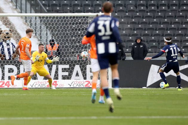01.02.2026, xtgx, Fussball 2.Bundesliga, Hertha BSC Berlin - SV Darmstadt 98 v.l. Fabian Reese (Hertha BSC Berlin) Torschuetze, erzielt das Tor, Treffer, scores the goal 1:0 Marcel Schuhen (SV Darmstadt 98) (DFL DFB REGULATIONS PROHIBIT ANY USE OF PHOTOGRAPHS as IMAGE SEQUENCES and or QUASI-VIDEO) Berlin