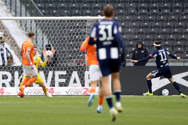 01.02.2026, xtgx, Fussball 2.Bundesliga, Hertha BSC Berlin - SV Darmstadt 98 v.l. Fabian Reese (Hertha BSC Berlin) Torschuetze, erzielt das Tor, Treffer, scores the goal 1:0 Marcel Schuhen (SV Darmstadt 98) (DFL DFB REGULATIONS PROHIBIT ANY USE OF PHOTOGRAPHS as IMAGE SEQUENCES and or QUASI-VIDEO) Berlin