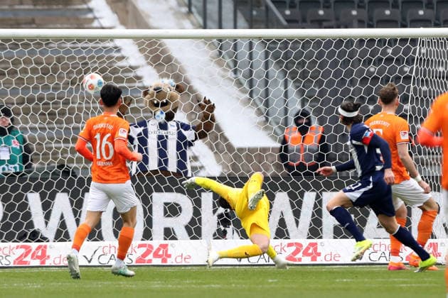 01.02.2026, xtgx, Fussball 2.Bundesliga, Hertha BSC Berlin - SV Darmstadt 98 v.l. Fabian Reese (Hertha BSC Berlin) Torschuetze, erzielt das Tor, Treffer, scores the goal 1:0 Marcel Schuhen (SV Darmstadt 98) (DFL DFB REGULATIONS PROHIBIT ANY USE OF PHOTOGRAPHS as IMAGE SEQUENCES and or QUASI-VIDEO) Berlin