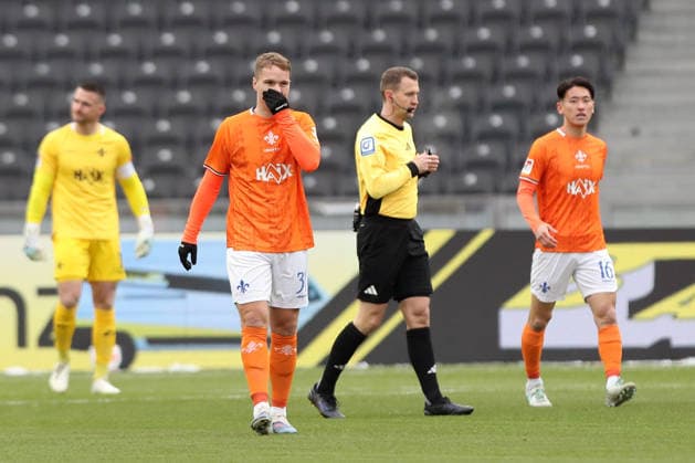 01.02.2026, xtgx, Fussball 2.Bundesliga, Hertha BSC Berlin - SV Darmstadt 98 v.l. Niklas Schmidt (SV Darmstadt 98) Enttäuscht, traurig, frustriert Schiedsrichter Referee Florian Lechner (DFL DFB REGULATIONS PROHIBIT ANY USE OF PHOTOGRAPHS as IMAGE SEQUENCES and or QUASI-VIDEO) Berlin