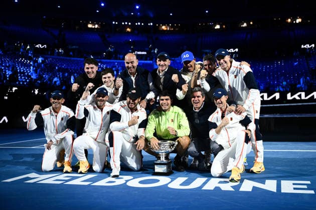 TENNIS AUSTRALIAN OPEN, Carlos Alcaraz of Spain poses for photographs with members of his team and the trophy after winning the men™s singles final against Novak Djokovic of Serbia on day 15 of the 2026 Australian Open tennis tournament at Melbourne Park in Melbourne, Sunday, February 1, 2026. ( NO ARCHIVING MELBOURNE VICTORIA AUSTRALIA  Copyright: xJOELxCARRETTx 20260201190351779510