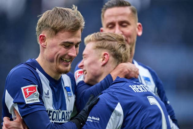 Julian Eitschberger (Hertha BSC, 02), Torschuss zum 2:0, jubelt, mit Marten Winkler (Hertha BSC, 22), GER, Hertha BSC vs. ,SV Darmstadt 98, 2. Bundesliga, Saison 2025 2026, 20. Spieltag, 01.02.2026 (DFL REGULATIONS PROHIBIT ANY USE OF PHOTOGRAPHS AS IMAGE SEQUENCES AND OR QUASI - VIDEO). GER, Hertha BSC vs. ,SV Darmstadt 98, 2. Bundesliga, Saison 2025 2026, 20. Spieltag, 01.02.2026 Berlin