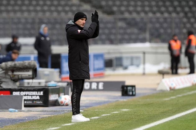 01.02.2026, xtgx, Fussball 2.Bundesliga, Hertha BSC Berlin - SV Darmstadt 98 v.l. Trainer Stefan Leitl (Hertha BSC Berlin) gibt Anweisungen, gestikuliert, mit den Armen gestikulieren gives instructions, gesticulate (DFL DFB REGULATIONS PROHIBIT ANY USE OF PHOTOGRAPHS as IMAGE SEQUENCES and or QUASI-VIDEO) Berlin