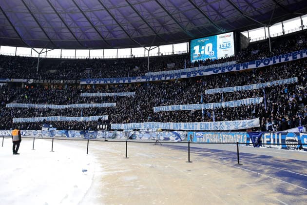 01.02.2026, xtgx, Fussball 2.Bundesliga, Hertha BSC Berlin - SV Darmstadt 98 v.l. Fans Zuschauer Hertha BSC Trikots Schals Fahnen Emotionen Ultras Harlekinz Spruchband Polizeigewalt Polizei (DFL DFB REGULATIONS PROHIBIT ANY USE OF PHOTOGRAPHS as IMAGE SEQUENCES and or QUASI-VIDEO) Berlin