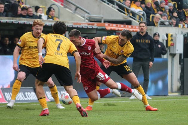 01.02.2026 Fußball Herren 2025 2026 2. Bundesliga 20. Spieltag SG Dynamo Dresden - DSC Arminia Bielefeld Rudolf-Harbig-Stadion Dresden Julian Pauli (Dresden, 13, gelb) mit einem Foulspiel gegen Marius Wörl (Arminia, 38, rot). Jason Ceka (Dresden, 7, gelb) steht bereit. Dresden Sachsen Deutschland