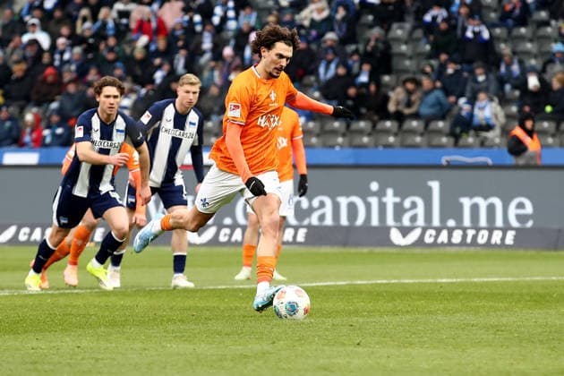 01.02.2026, xtgx, Fussball 2.Bundesliga, Hertha BSC Berlin - SV Darmstadt 98 v.l. Fraser Hornby (SV Darmstadt 98) Torschuetze, erzielt das Tor, Treffer, scores the goal 2:1 Foulelfmeter Elfmeter (DFL DFB REGULATIONS PROHIBIT ANY USE OF PHOTOGRAPHS as IMAGE SEQUENCES and or QUASI-VIDEO) Berlin