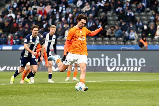 01.02.2026, xtgx, Fussball 2.Bundesliga, Hertha BSC Berlin - SV Darmstadt 98 v.l. Fraser Hornby (SV Darmstadt 98) Torschuetze, erzielt das Tor, Treffer, scores the goal 2:1 Foulelfmeter Elfmeter (DFL DFB REGULATIONS PROHIBIT ANY USE OF PHOTOGRAPHS as IMAGE SEQUENCES and or QUASI-VIDEO) Berlin
