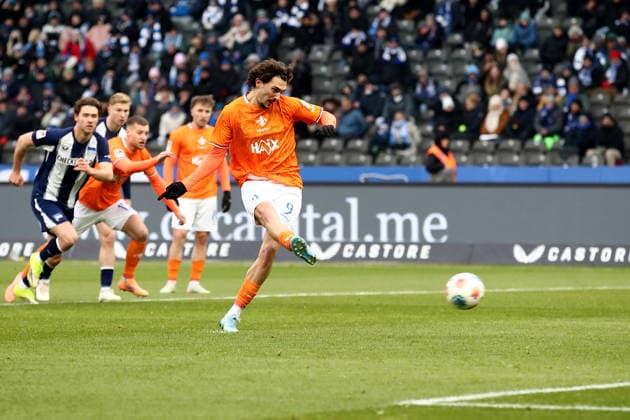 01.02.2026, xtgx, Fussball 2.Bundesliga, Hertha BSC Berlin - SV Darmstadt 98 v.l. Fraser Hornby (SV Darmstadt 98) Torschuetze, erzielt das Tor, Treffer, scores the goal 2:1 Foulelfmeter Elfmeter (DFL DFB REGULATIONS PROHIBIT ANY USE OF PHOTOGRAPHS as IMAGE SEQUENCES and or QUASI-VIDEO) Berlin