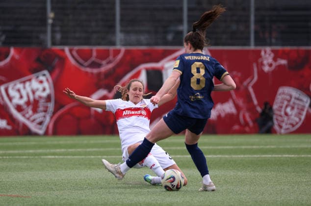 01.02.2026, Deutschland, Stuttgart, Fußball 2. Frauen-Bundesliga, 15. Spieltag, VfB Stuttgart vs. SG 99 Andernach, v.l. Tamar Lea Dongus (VfB) , Maren Weingarz (SG)