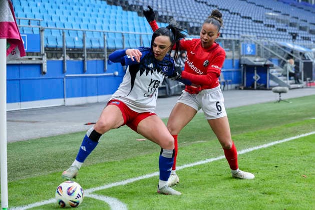Nigar Mirzaliyeva (Hamburger SV) und Nicole Ojukwu (SC Freiburg) kaempfen um den Ball, Google Pixel Frauen-Bundesliga, Hamburger SV v SC Freiburg, Volksparkstadion am 01. February 2026 in Hamburg, Deutschland. (Foto von Marco Steinbrenner DeFodi Images) Nigar Mirzaliyeva (Hamburger SV) und Nicole Ojukwu (SC Freiburg) battle for the ball, Google Pixel Frauen-Bundesliga, Hamburger SV v SC Freiburg, Volksparkstadion, February 1, 2026 in Hamburg, Germany. (Photo by Marco Steinbrenner DeFodi Images) DFB DFL REGULATIONS PROHIBIT ANY USE OF PHOTOGRAPHS AS IMAGE SEQUENCES AND OR QUASI-VIDEO. -