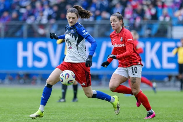 v.li.: Lotta Wrede (Hamburger SV, HSV, 32) und Selina Vobian (SC Freiburg, 10) im Zweikampf, Duell, Dynamik, Aktion, Action, Spielszene, DIE DFB-RICHTLINIEN UNTERSAGEN JEGLICHE NUTZUNG VON FOTOS ALS SEQUENZBILDER UND ODER VIDEOÄHNLICHE FOTOSTRECKEN. DFB REGULATIONS PROHIBIT ANY USE OF PHOTOGRAPHS AS IMAGE SEQUENCES AND OR QUASI-VIDEO., 01.02.2026, (), Fussball, Google Pixel Frauen-Bundesliga, Hamburger SV - SC Freiburg