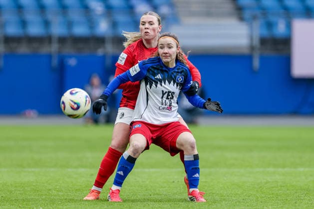 v.li.: Ingibjörg Sigurdardottir (SC Freiburg, 24) und Melanie Brunnthaler (Hamburger SV, HSV, 11) im Zweikampf, Duell, Dynamik, Aktion, Action, Spielszene, DIE DFB-RICHTLINIEN UNTERSAGEN JEGLICHE NUTZUNG VON FOTOS ALS SEQUENZBILDER UND ODER VIDEOÄHNLICHE FOTOSTRECKEN. DFB REGULATIONS PROHIBIT ANY USE OF PHOTOGRAPHS AS IMAGE SEQUENCES AND OR QUASI-VIDEO., 01.02.2026, (), Fussball, Google Pixel Frauen-Bundesliga, Hamburger SV - SC Freiburg