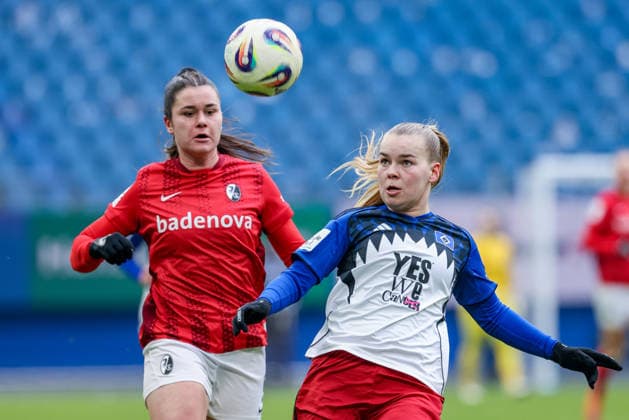 v.li.: Svenja Fölmli (SC Freiburg, 9) und Svea Stoldt (Hamburger SV, HSV, 8) im Zweikampf, Duell, Dynamik, Aktion, Action, Spielszene, DIE DFB-RICHTLINIEN UNTERSAGEN JEGLICHE NUTZUNG VON FOTOS ALS SEQUENZBILDER UND ODER VIDEOÄHNLICHE FOTOSTRECKEN. DFB REGULATIONS PROHIBIT ANY USE OF PHOTOGRAPHS AS IMAGE SEQUENCES AND OR QUASI-VIDEO., 01.02.2026, (), Fussball, Google Pixel Frauen-Bundesliga, Hamburger SV - SC Freiburg