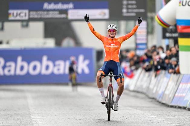 UCI World Championships 2026 Hulst HULST, THE NETHERLANDS - FEBRUARY 01 : Bentveld Leonie (Ned) celebrating her victory during the 2026 UCI Cyclo-Cross World Championships for Women Under 23 on February 01, 2026 in Hulst, The Netherlands, 01 02 2026 Hulst The Netherlands  Copyright: xNicoxVereeckenx