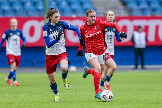 v.li.: Lotta Wrede (Hamburger SV, HSV, 32) und Greta Stegemann (SC Freiburg, 16) im Zweikampf, Duell, Dynamik, Aktion, Action, Spielszene, DIE DFB-RICHTLINIEN UNTERSAGEN JEGLICHE NUTZUNG VON FOTOS ALS SEQUENZBILDER UND ODER VIDEOÄHNLICHE FOTOSTRECKEN. DFB REGULATIONS PROHIBIT ANY USE OF PHOTOGRAPHS AS IMAGE SEQUENCES AND OR QUASI-VIDEO., 01.02.2026, (), Fussball, Google Pixel Frauen-Bundesliga, Hamburger SV - SC Freiburg
