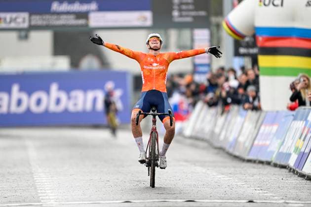 UCI World Championships 2026 Hulst HULST, THE NETHERLANDS - FEBRUARY 01 : Bentveld Leonie (Ned) celebrating her victory during the 2026 UCI Cyclo-Cross World Championships for Women Under 23 on February 01, 2026 in Hulst, The Netherlands, 01 02 2026 Hulst The Netherlands  Copyright: xNicoxVereeckenx