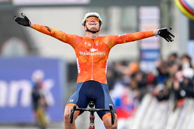 UCI World Championships 2026 Hulst HULST, THE NETHERLANDS - FEBRUARY 01 : Bentveld Leonie (Ned) celebrating her victory during the 2026 UCI Cyclo-Cross World Championships for Women Under 23 on February 01, 2026 in Hulst, The Netherlands, 01 02 2026 Hulst The Netherlands  Copyright: xNicoxVereeckenx